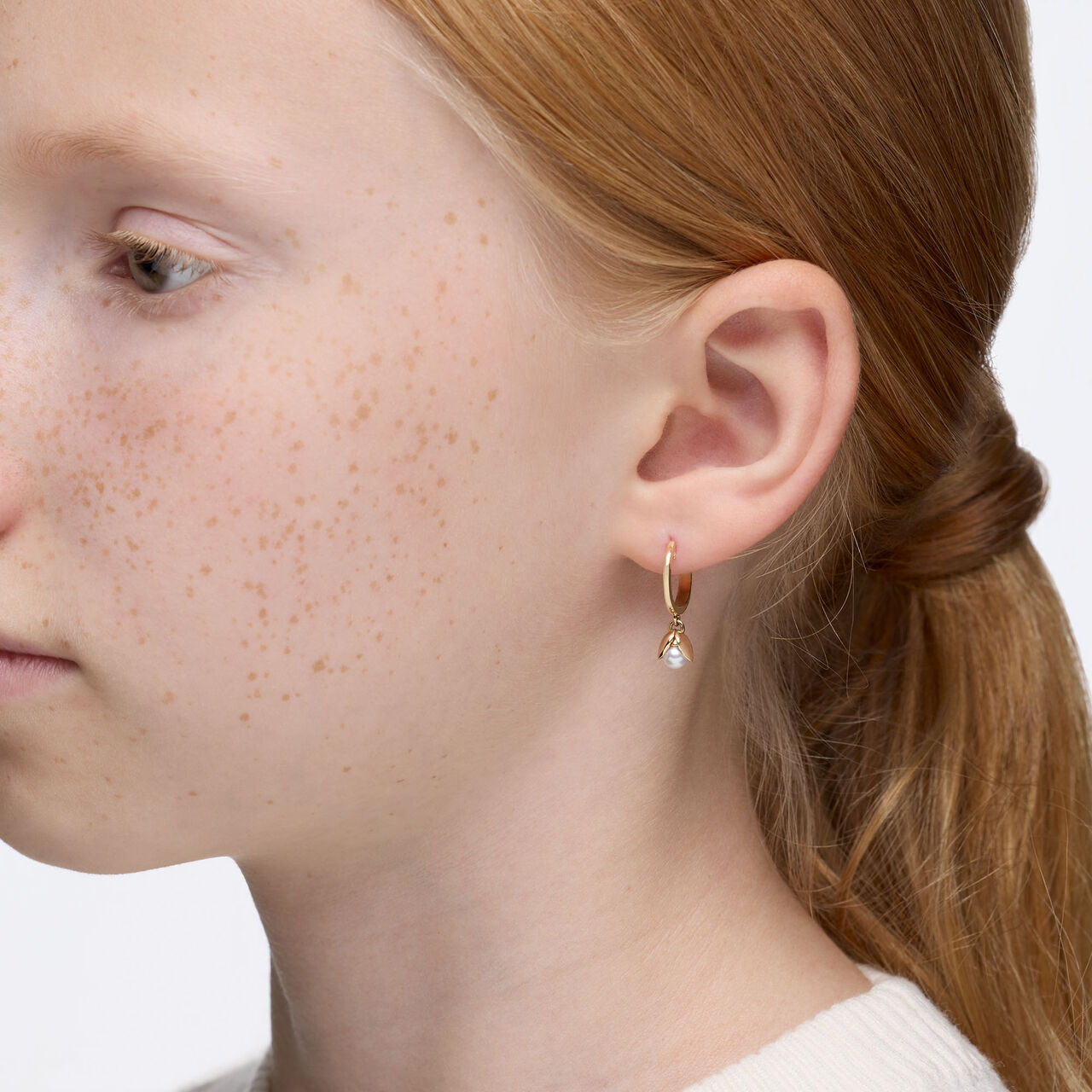 Birks Essentials Yellow Gold Pearl Huggie Earrings For Kids image number 1